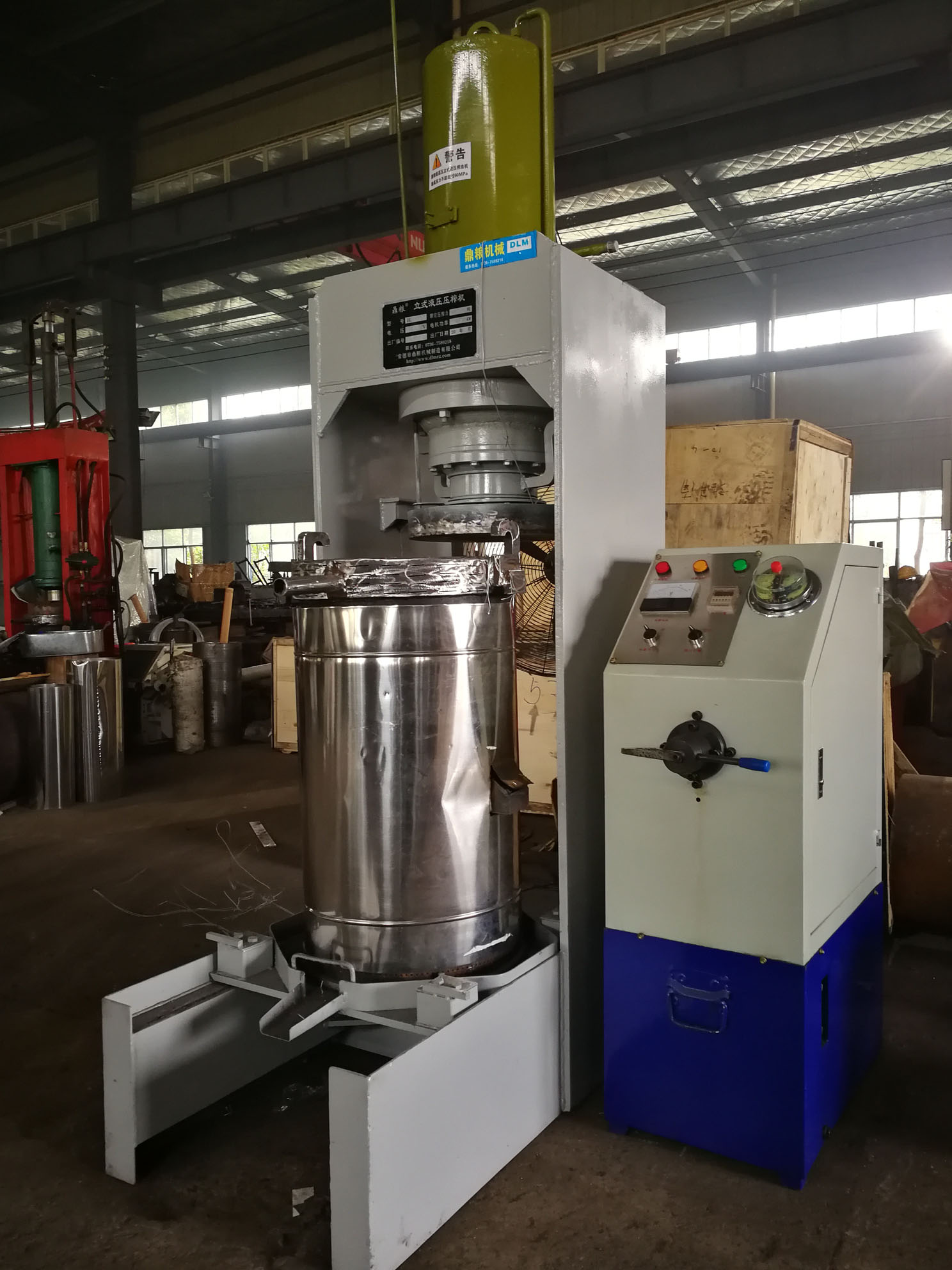 不銹鋼超高壓立式液壓壓榨機(jī)，果汁壓榨機(jī)，果渣壓榨機(jī)，藥材壓榨，油渣處理，白土壓榨